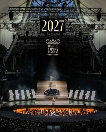 Scena Opery Leśnej z zapowiedzią festiwalu w 2027 roku