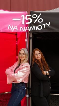 Kreacja PLINTH – minus 15 procent na namioty, dwie osoby przy różowym namiocie