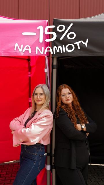Kreacja PLINTH – minus 15 procent na namioty, dwie osoby przy różowym namiocie