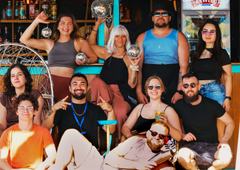 Ekipa Basen Beach Bar z kulami dyskotekowymi na urodzinach lokalu